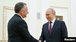 ABŞ-nyň prezidenti Donald Trampyň ýörite wekili Stiw Witkoff Russiýanyň prezidenti Wladimir Putin bilen görüşýär. Arhiw suraty