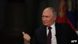 Російський лідер Володимир Путін під час інтервʼю американському журналістові Такеру Карлсону