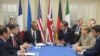 Francois Hollande, Petro Poroșenko, Barack Obama, David Cameron, și Matteo Renzi discută situația din Ucraina în timpul summitului NATO, Celtic Manor, Newport, Țara Galilor, 4 septembrie 2014.