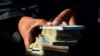Афганська валюта впала до мінімуму за два десятиліття