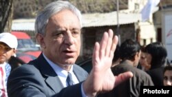 Armenia - Former Foreign Minister Vartan Oskanian greets supporters during an election campaign meeting in Yerevan, 26Apr2013.