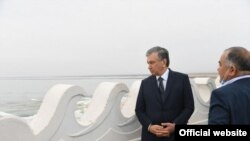 Президент Узбекистана Шавкат Мирзияев с руководителем «Узгидроэнерго» Абдугани Сангиновым на месте прорыва дамбы Сардобинского водохранилища. Сырдарья, мая 2020 года.