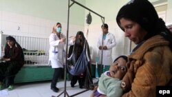 په یوه روغتیايي کلینیک کې په خوارځواکۍ اخته افغان ماشومان