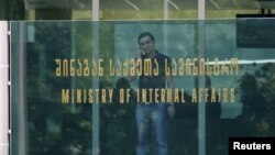 Согласно поручению премьера, все министерства и ведомства, а также местные органы власти должны представить правительству конкретный план по сокращению административных расходов в двадцатидневный срок.