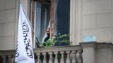 Флаг Исламского эмирата Афганистан (это название дал стране «Талибан») на балконе посольства Афганистана в Москве. 4 июля 2025 года