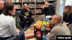 Білоруська опозиційна лідерка Світлана Тихановська зустрічається зі звільненими в’язнями, серед яких колишній журналіст Радіо Свобода Ігор Карней