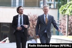 Britanski ambasador Julian Rilley, desno, dolazi na sastanak u Parlament BiH