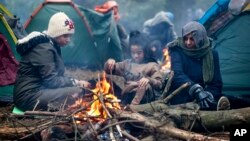 Situația de la granița dintre Belarus și Polonia se deteriorează pe zi ce trece. Mii de refugiați sunt nevoiți să stea în frig, în timp ce cele două părți nu par a fi dispuse la niciun compromis. 