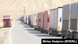 Кыргыз-Кытай чек арасындагы “Торугарт” бекети аркылуу жүк ташыган автоунаалар. Архивдик сүрөт.