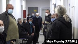 Në një institucion shëndetësor në Leposaviq në dhjetor 2020, qytetarët presnin në radhë për ta marrë vaksinën kundër koronavirusit.
