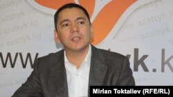 Кыргызстандын премьер-министринин милдетин аткаруучу, биринчи вице-премьер Өмүрбек Бабанов "Азаттык" үналгысынын Бишкектеги студиясында. 13.10.2011. 