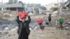 خانواده فلسطینی در حال فرار از منطقه جنگی در نوار غزه. (عکس:Afp)