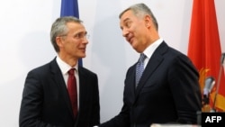 ნატოს გენერალური მდივანი იენს სტოლტენბერგი (მარხვნივ) და ჩერნოგორიის პრემიერ-მინისტრი მილო ჯუკანოვიჩი ერთობლივი პროესკონფერენციის შემდეგ პოდგორიცაში. 2015 წლის 15 ოქტომბერი. 