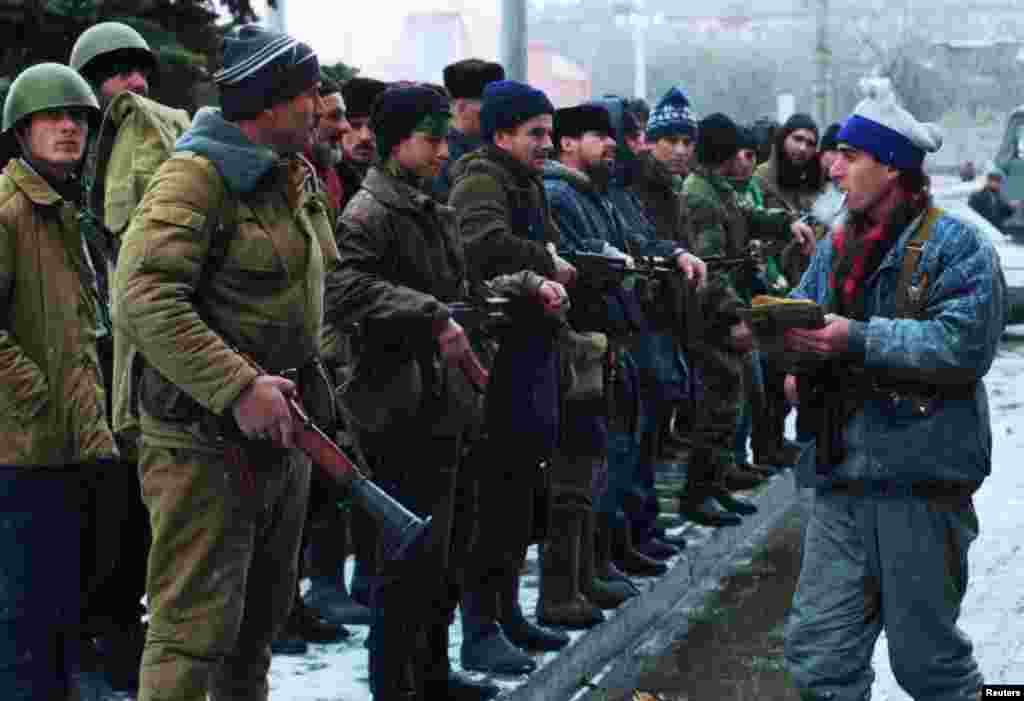 Нохчийн лаамхой гулбелла Соьлжа-ГӀалин коьртачу майданахь 1994-чу шеран гIуран-беттан 17-чу дийнахь. Оьрсийчоьнан эскарш тӀегӀерташ хиларна республикан коьрта шахьар ларъйан кечам беш бу уьш. Цул тӀаьхьа цхьа-ши кӀира даьлча федералаша Соьлжа-ГӀалана штурм йолийра. Иза уггаре а кхетам боцу хилам хилла дӀахӀоьттира, дукха эшамаш хиларе хьаьжча. Соьлжа-ГӀала йерриг аьлча санна хӀаллакйира йеттачу ракеташца а, бомбанашца а. Пхеа кӀиранах хиллачу тӀемашкахь, кеп-кепарчу зерашца, вийна 27 эзар гергга маьрша вахархо. Тхан редакцино <a href="https://d5w2mhorsredt.cloudfront.net/a/novyy-god-pod-zalpy-artillerii-monologi-pe