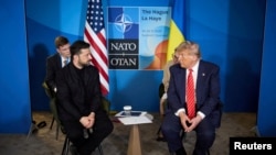 Украина президенті Владимир Зеленский және АҚШ басшысы Дональд Трамп.