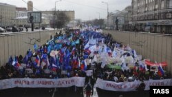 Şenbe güni müňlerçesi adam Moskwada çagalaryň daşary ýurtlular tarapyndan perzentlige alynmagynyň gadagan edilmegine çagyryş edip, demonstrasiýa geçirdi. Moskwa, 2-nji mart, 2013.
