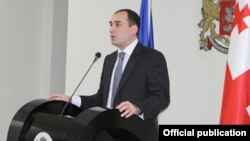 Дмитрий Кумсишвили работал замом Квирикашвили на протяжении двух с половиной лет. Сегодня благодарный за назначение Кумсишвили не скупился на комплименты в адрес премьера и своего бывшего руководителя