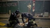 Сотрудники правоохранительных органов задерживают демонстранта во время антиправительственной акции с требованием проведения досрочных выборов, Белград, Сербия, 28 июня 2025 года. REUTERS/Marko Djurica