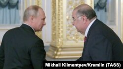 У розслідуванні фігурує Алішер Усманов (п), чий представник запевняє, що олігарх ніколи не намагався приховати свої активи та не зв’язаний з Кремлем