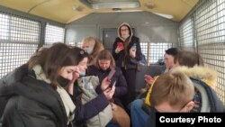 Оппозициячыл жыйындын кармалып бара жаткан катышуучулары полициянын унаасында. Алардын арасында Карелиянын Петрозаводск шаарынан келген саясатчы да бар. Москва. 2021-жылдын 13-марты.