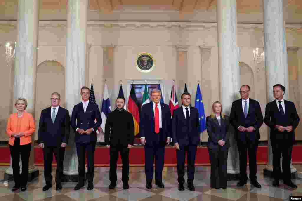 Zajednička fotografija s leva na nadesno: predsednica Evropske komisije Ursula fon der Lajen, britanski premijer Kir Starmer, finski predsednik Aleksander Stub, ukrajinski predsednik Volodimir Zelenski, predsednik SAD Donald Tramp, francuski predsednik Emanuel Makron, italijanska premijerka Đorđa Meloni, nemački kancelar Fridrih Merc i generalni sekretar NATO Mark Rute.