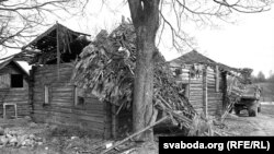Разбурэньне роднага дома Быкава ў Бычках, 2004