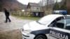 Policija na ulazu u selo Gornja Maoča kod Maglaja, koji je obilježen zastavom Islamske države Iraka i Levanta 