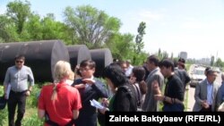 Бишкектеги Түштүк магистралы менен Тынчтык проспектисинин кесилишиндеги сейил бак деп эсептелген жерге курулуп жаткан май куюучу жай. 8-май, 2013