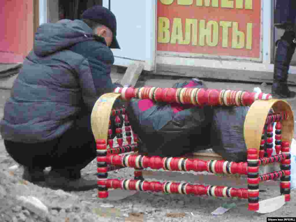 Мужчина, собирающийся пересечь границу с Узбекистаном, с деревянным бесиком (колыбелью). &nbsp;&nbsp;