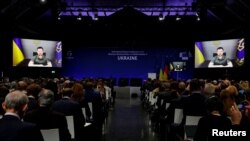 Volodimir Zelenszkij ukrán elnök beszédet mond az Ukrajna háború utáni újjáépítéséről szóló konferencián Berlinben, Németországban 2022. október 25-én