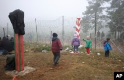 Mulți dintre migranții captivi la granița dintre Belarus și Polonia sunt copii. Aceștia sunt nevoiți să stea în frig. Un copil de 14 ani a murit ieri din această cauză.