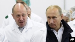 Евгений Пригожин президент Владимир Путинге өз ишканасын көрсөтүүдө. Архивдик сүрөт.
