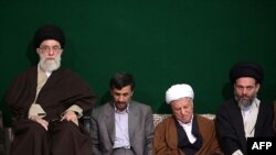 اکبر هاشمی رفسنجانی (نفر وسط) و محمود احمدی نژاد در کنار آیت الله خامنه ای.
