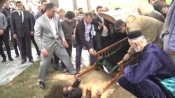 Мумин Каноат похоронен на кладбище в Лучобе