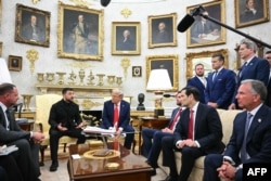 Presidenti ukrainas, Volodymyr Zelensky, duke folur për media, gjatë takimit me presidentin amerikan, Donald Trump, në Shtëpinë e Bardhë, Uashington.