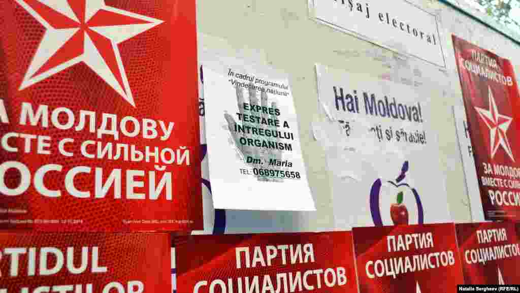 Afişaj electoral cu publicitatea PSRM, PPRM şi a unor servicii de sănătate.