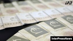 Надежды грузинских властей на то, что приток туристов в летнем сезоне остановит падение курса национальной валюты, оказались напрасными. Несмотря на значительный рост турпотока, лари продолжает падать