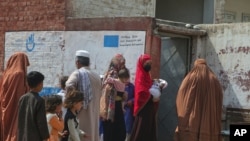 افغان کډوال د پېښور یوه کمپ کې