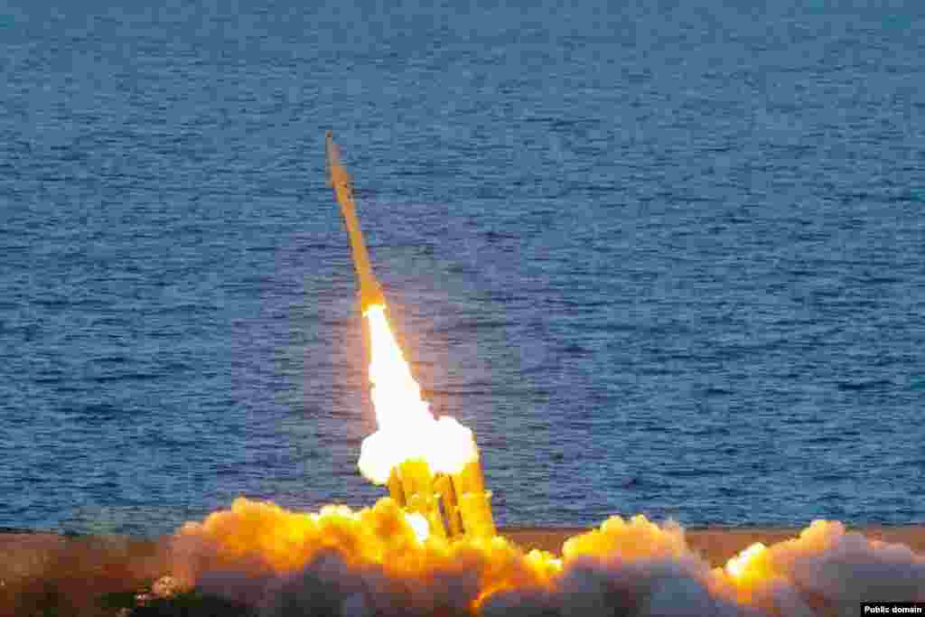 Eýranyň günortasynda harby türgenleşigiň çäginde Fath-360 raketasynyň goýberilişi, noýabr, 2022. Gysga aralyga niýetlenen ballistik raketa ilkinji gezek 2022-nji ýylyň aprel aýynda Tähranda geçirilen harby paradda görkezildi. Fath (feth) pars dilinde &quot;ýeňiş gazanmagy&quot; aňladýar. 5,2 metr uzynlykdaky raketa agramy 150 kilogram bolan söweş başyny göterip bilýär. Bu bolsa Orsýetiň Ukrainadaky uruşda ulanýan Eýranyň tanymal &ldquo;Şahed&rdquo; raketalaryndan, takmynan üç esse köp partlaýjy maddalary göterip biljekdigini aňladýar. &ldquo;Şahed&rdquo; dronlarynyň hüjümleri sebäpli Ukrainanyň onlarça ilaty wepat boldy.