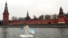 Активіст Greenpeace виступає проти буріння нафтових свердловин в Арктиці, Москва, квітень 2013 року