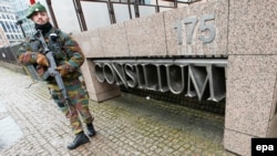 Soldat belgian de gardă în faţa Consiliului European de la Bruxelles