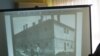 Fotografija starog zatvora prikazana na konferenciji za novinare Komisije za utvrđivanje činjenica o pogubljenju i grobnom mestu generala Dragoljuba Mihailovića, 14. april 2011 