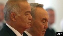 Gazagystanyň prezidenti Nursultan Nazarbaýew (Ç) özbek kärdeşi Yslam Kerimow bilen, Astana, 7-nji sentýabr, 2012