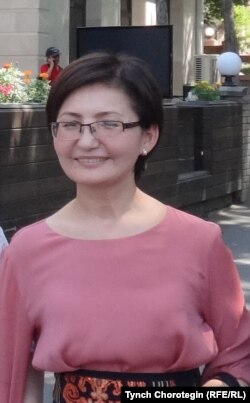 Тарыхчы Аида Кубатова агартуучу И.Арабаевдин мурасын изилдейт. Алматы ш. 23.6.2017.