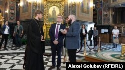 Șeful diplomației germane, Johann Wadephul, (în centrul forografiei) vizitând Catedrala Mitropolitană „Nașterea Domnului” din Chișinău.