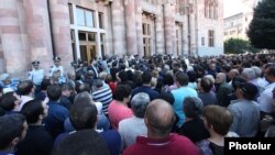 Armenia - Market traders protest outside a government building in Yerevan, 25Sep2014.