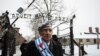 Jedan od preživelih logoraša Miroslaw Celka ispred bivšeg logora Aušvic, 27. januar 2015.