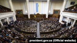 Із 16 депутатів-кандидатів у президенти лише два взяли участь у понад половині голосувань парламенту за місяць