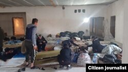 Voljskiy shahar ma’muriyati tashabbusi bilan vokzalda boshpanasiz qolgan o‘zbekistonlik muhojirlar qurilishi hali bitmagan masjidga joylashtirildi.