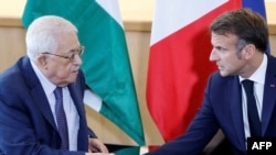 Fransiýanyň prezidenti Emmanuel Makron (sagda) we Palestin awtonomiýasynyň ýolbaşçysy Mahmud Abbas